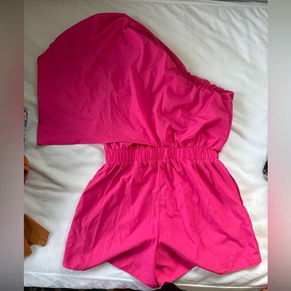 4/$25 NWOT Cupshe fuchsia one shoulder romper sz M - Picture 2 of 4